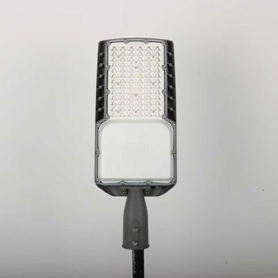 Lumiere stradali a risparmio energetico con grado di protezione IP66 e gamma di frequenza 50/60Hz
