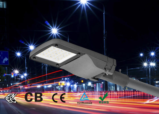 Lampione stradale a LED in alluminio progettato per una lunga durata all'esterno con elevato flusso luminoso e protezione IP66 IK09 e 5